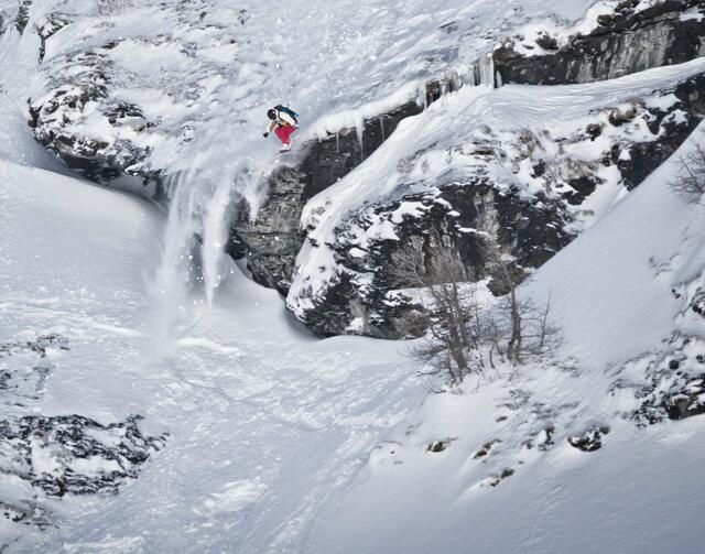 Die Riderinnen und Rider bezwingen das Kitzsteinhorn über diverse Felsvorsprünge. | Foto: X Over Ride