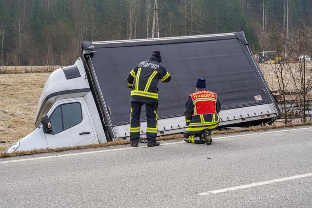 Ein Kleintransporter musste in Lunz am See geborgen werden. | Foto: Doku NÖ