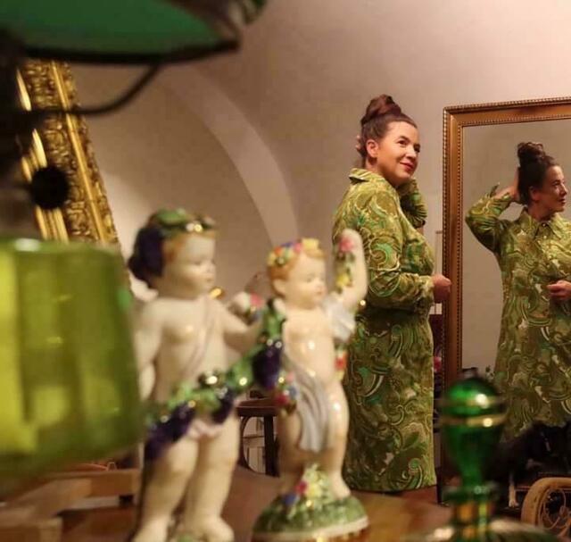 Elke Kaiser betreibt als "Kaiserin" einen Vintage-Shop sowie einen Kostümverleih in Braunau.  | Foto: Stefan Kreilinger