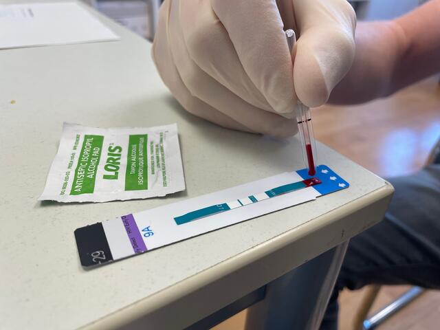 Nun heißt es warten. Das Ergebnis des HIV-Test steht nach ein paar Minuten fest.  | Foto: sm