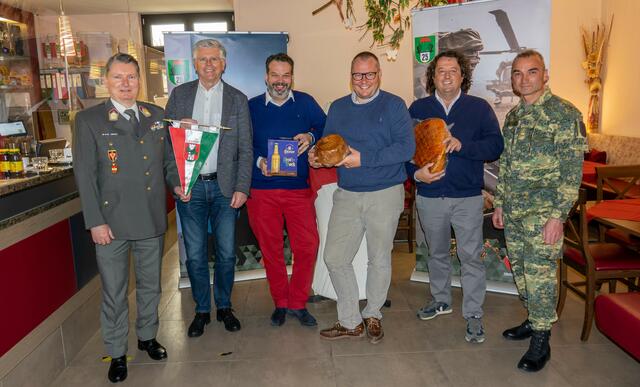 Vizebürgermeister Alois Dolinar und René Cerne organisierten mit Firmenpartner eine Kärntner Osterjause.  | Foto: StadtKommunikation/Wiedergut