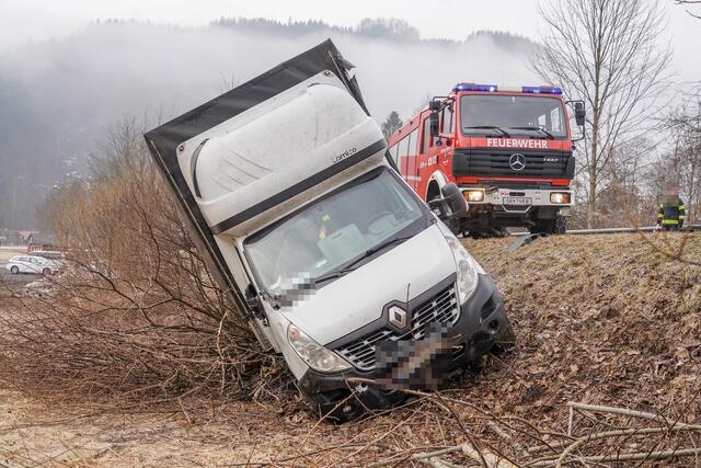 Ein Kleintransporter musste in Lunz am See geborgen werden. | Foto: Doku NÖ