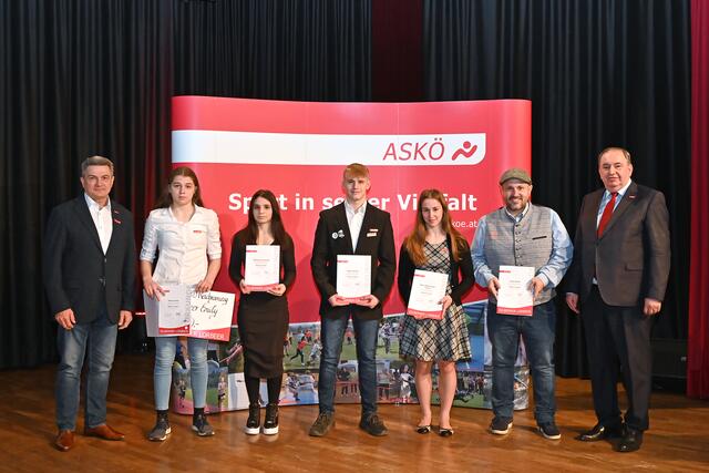 Emily Starzer, Tanzila Muntsurova, Florian Kölzer, Carina Klaus-Sternwieser (alle vom ASKÖ Reichraming) und Bernd Gaida (ASKÖ MSC Steyr) duften sich über den silbernen Lorbeer freuen.  | Foto: ASKÖ OÖ