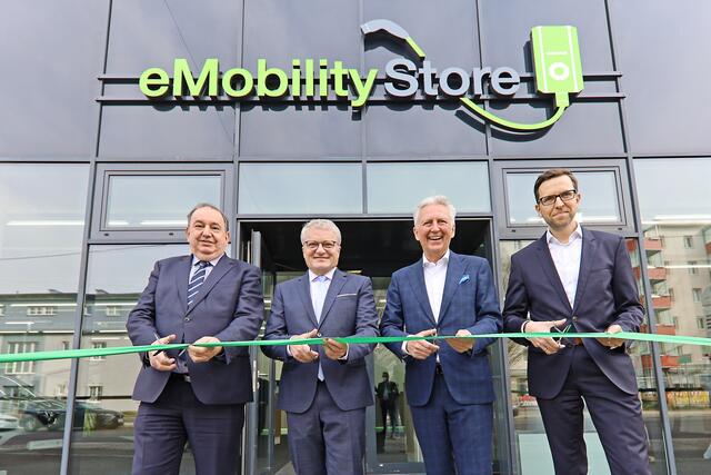 Eröffnung des eMobility Stores: Erich Haider (Generaldirektor Linz AG), Klaus Luger (Bürgermeister der Stadt Linz), Gerhard Luftensteiner (CEO KEBA Group AG) und Christoph Knogler (CEO KEBA Energy Automation) - v.l.n.r. | Foto: Linz AG