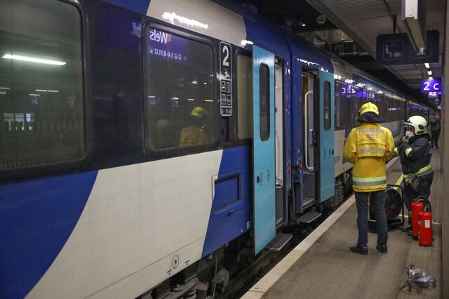 Wieder Feuer in einem Nachtzug in Wels, dieses Mal brach es in einem Abteil aus.