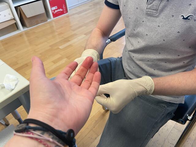 Die kleine Blutabnahme wird von einem Mediziner durchgeführt.  | Foto: sm