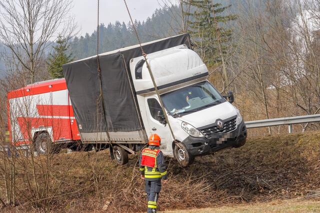 Ein Kleintransporter musste in Lunz am See geborgen werden. | Foto: Doku NÖ