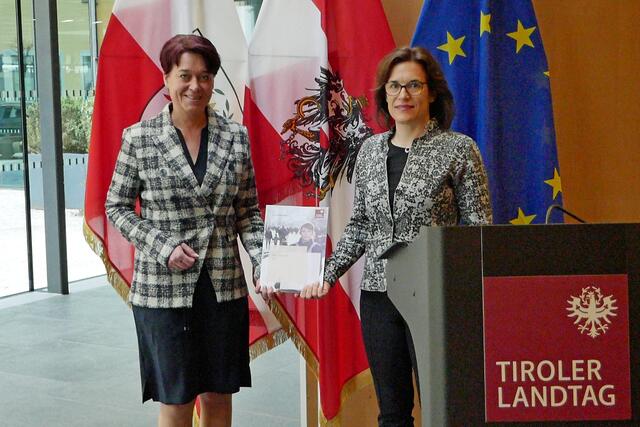 Landtagspräsidentin Sonja Ledl-Rossmann (li.) dankt der scheidenden Landesvolksanwältin Maria Luise Berger für den umfassenden Jahresbericht.  | Foto: © Landtagsdirektion Tirol