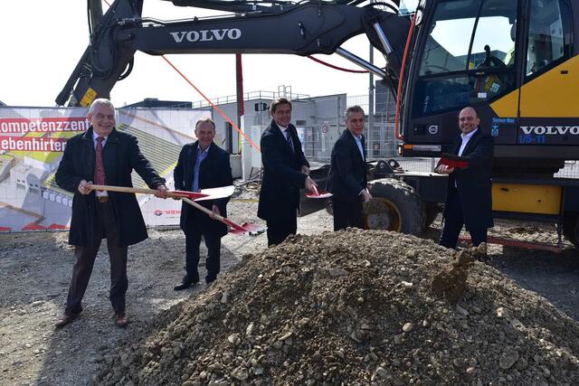 Gerald Bischof(2.v.l.), Peter Hanke (M.) und Günter Steinbauer (1.v.l.) nahmen den Spatenstich gemeinsam vor. | Foto: Markus Spitzauer