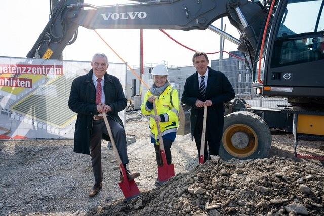 Günter Steinbauer, Geschäftsführer Wiener Linien, Christina Koneczny-Erlmoser, Projektleiterin Wiener Linien, Öffi-Stadtrat Peter Hanke (v.l.n.r.). | Foto: PID/David Bohmann