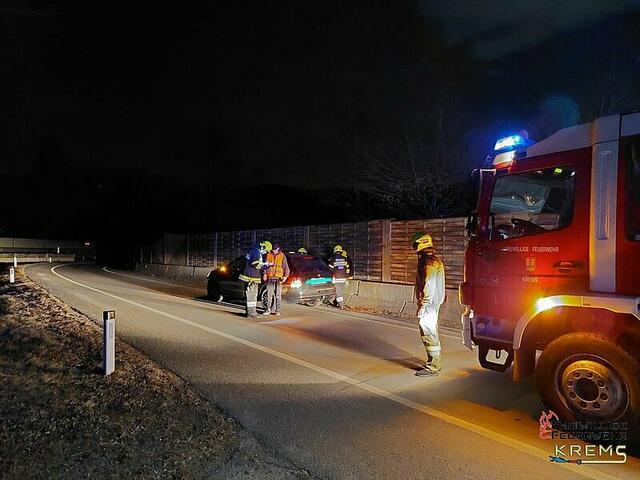 Die FF Krems half einem Lenker, das Unfallauto auf der B70-Auffahrt wieder flott zu bekommen. | Foto: FF Krems