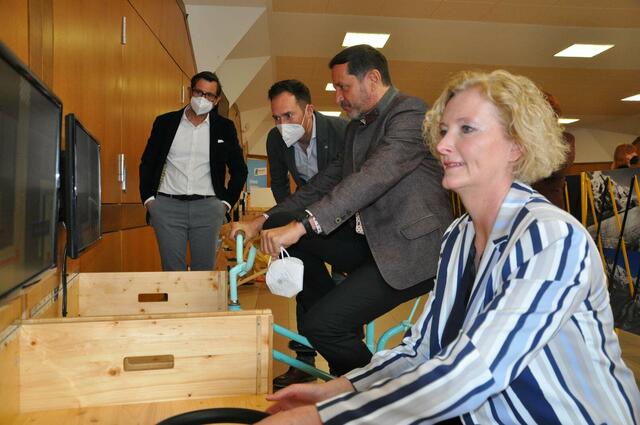 Die Erwachsenen machten die "Vergleichsfahrt" – wer hat gewonnen? Auto oder Fahrrad?