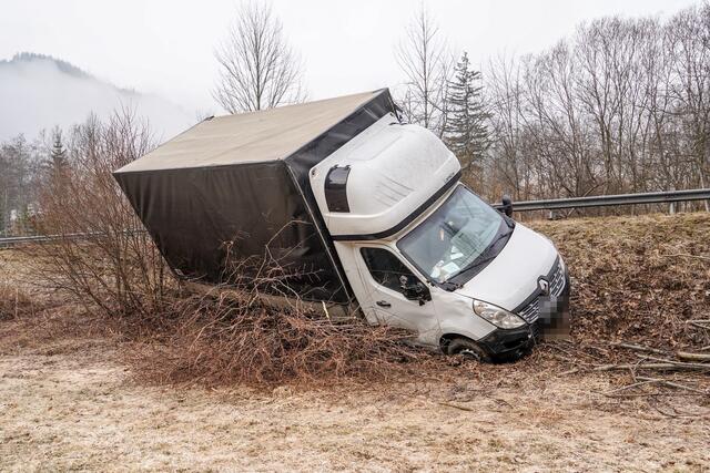 Ein Kleintransporter musste in Lunz am See geborgen werden. | Foto: Doku NÖ