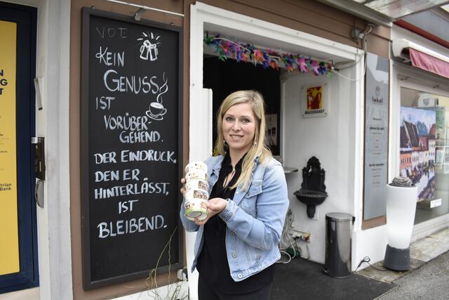 Yasmin Fritz-Jesse bei ihrem „lokal – Das Beste aus der Region“ am Völkermarkter Hauptplatz. Der Name ist Programm und dieses wird seit März auch mit Bio-Bauernhofeis erweitert. | Foto: RegionalMedien