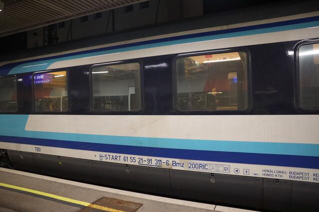 Wieder Feuer in einem Nachtzug in Wels, dieses Mal brach es in einem Abteil aus.