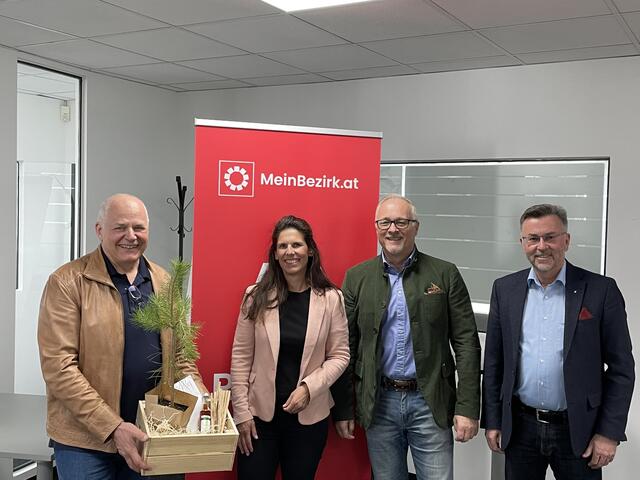 Anlässlich des internationalen Tages des Waldes 2022 war proHolz Tirol zu Besuch bei den RegionalMedien Tirol. V.l.n.r.: RegionalMedien Tirol Chefredakteur Sieghard Krabichler mit dem Baum des Jahres 2022, einer kleinen Rotföhre, proHolz Tirol Projektassistentin und PR-Dame Daniela Voit, RegionalMedien Tirol Kundenbetreuer Roland Leitner und proHolz Tirol Geschäftsführer Rüdiger Lex   | Foto: David Zennebe