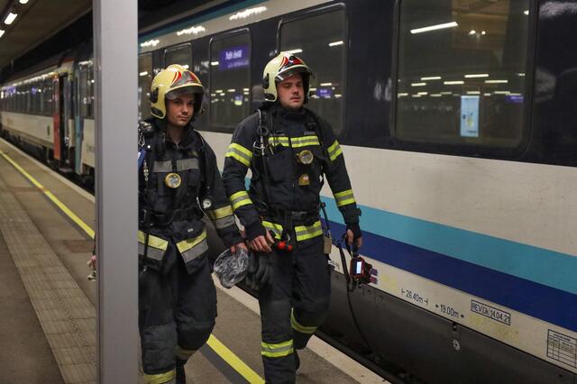 Wieder Feuer in einem Nachtzug in Wels, dieses Mal brach es in einem Abteil aus.
