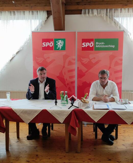 Jörg Leichtfried und Peter Koch mit einem Appell an die Bundesregierung: "Die Teuerungswelle ist besonders für jene mit wenig Verdienst und kleinen Pensionen fatal. Was es jetzt braucht, ist sofortige Unterstützung." | Foto: Eichelberger