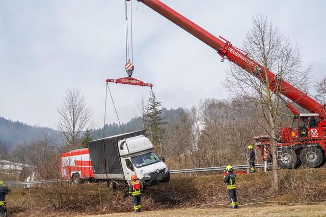 Ein Kleintransporter musste in Lunz am See geborgen werden. | Foto: Doku NÖ