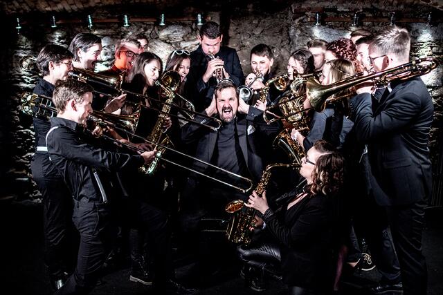 Die Big Band „George &amp; Wolf“ und Gregor Bischops werden am 1. April ein musikalisch abwechslungsreiches Programm mit nach Heimschuh bringen.  | Foto: Max Pratter