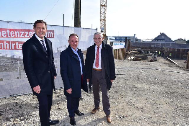 Gerald Bischof (M.), Peter Hanke (l.) und Günter Steinbauer (r.) freuten sich über das neue E-Kompetenzzentrum der Wiener Linien. | Foto: Markus Spitzauer