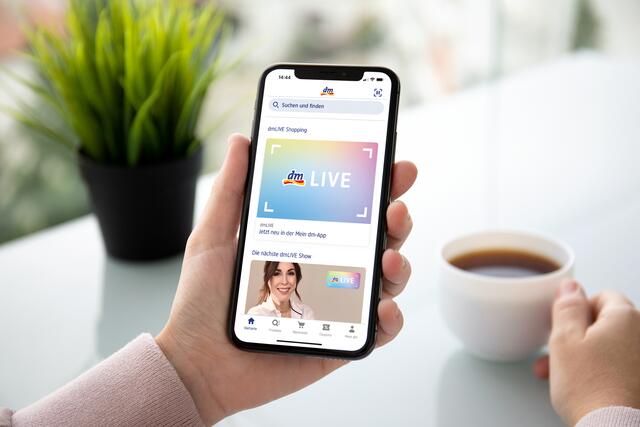 Mit dmLIVE bietet dm eine neue Shoppingerfahrung: Die wöchentlichen Live-Shopping-Streams in der Mein dm-App bieten den Kundinnen und Kunden ein interaktives Einkaufserlebnis am Smartphone. | Foto: dm