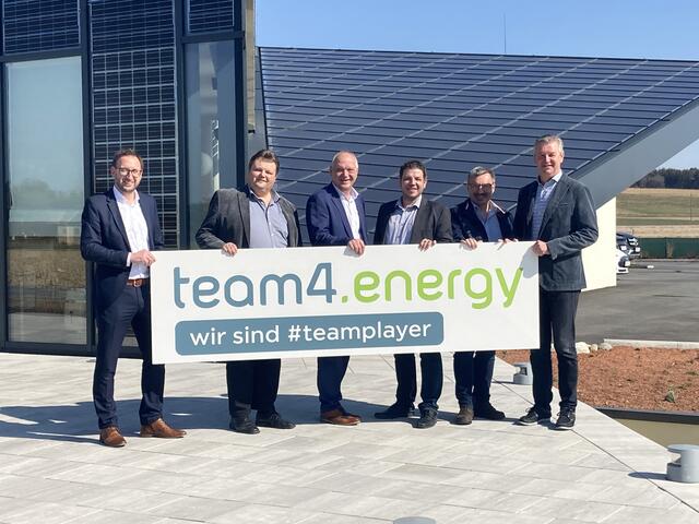 Präsentierten die erste Energiegemeinschaft des Burgenlands: Bgm. Jürgen Dolesch (Stegersbach), Bgm. Bernd. Strobl (Ollersdorf), Bgm. Wolfgang Sodl (Olbendorf), Initiator Andreas Schneemann, Bgm. Franz Pelzmann (Bocksdorf), Bgm. Wolfgang Eder (Burgauberg-Neudauberg) | Foto: Team 4 Energy