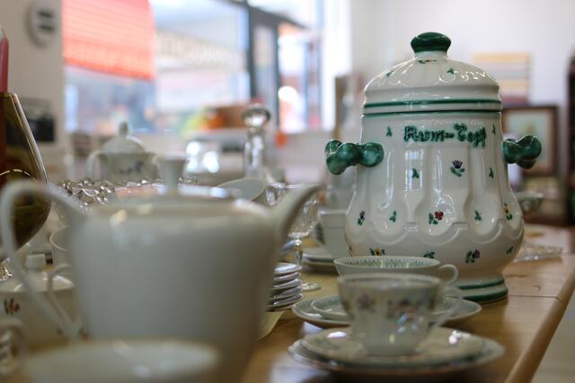 Vom Kaffeeservice bis zum Gmundner-Keramik-Rumtopf – Liebhaber schöner Tischdeko haben im ReVital-Shop in Braunau ihr Shopping-Paradies gefunden.  | Foto: Höllbacher