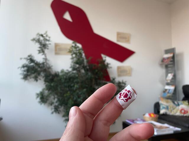 Ein kleiner Piks in den Finger und ein wenig Wartezeit im Warteraum der Aidshilfe Salzburg ist für den HIV-Schnelltest nötig.  | Foto: sm