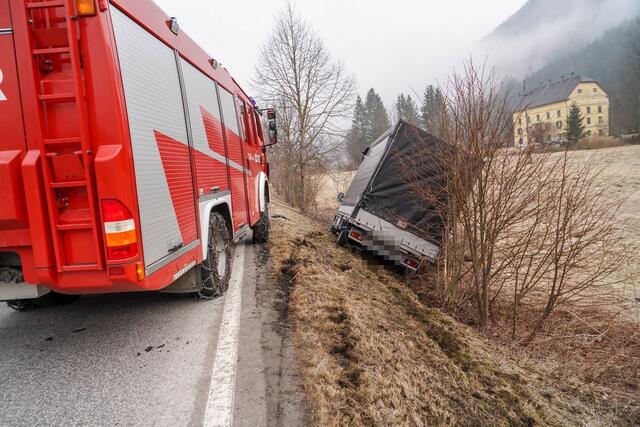 Ein Kleintransporter musste in Lunz am See geborgen werden. | Foto: Doku NÖ