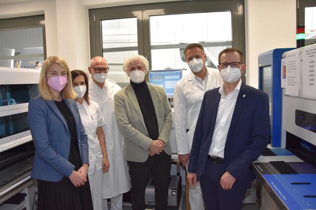 Bei seinem Rundgang besichtigte Top-Forscher Josef Penninger (Mitte) auch die Laboreinrichtungen des Krankenhauses. | Foto: KH BHS Ried