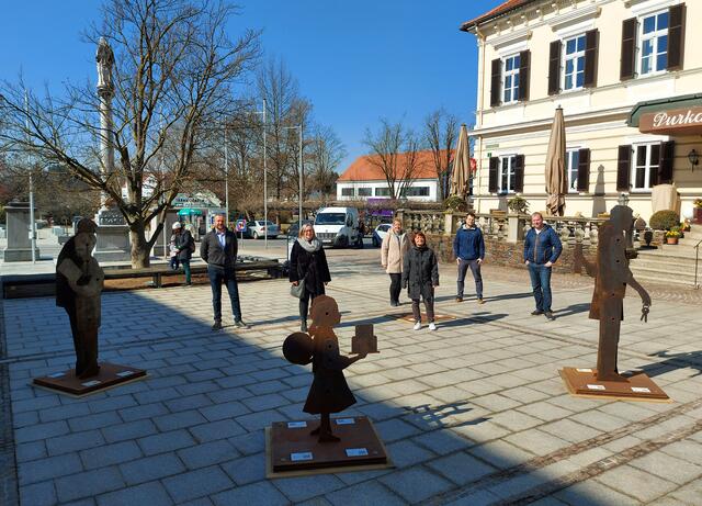 Bgm. Robert Tulnik (li)  und Vzbgm. David Ziegler (re) mit den Organisatoren der Ausstellung am Kirchplatz in Fernitz. | Foto: KK