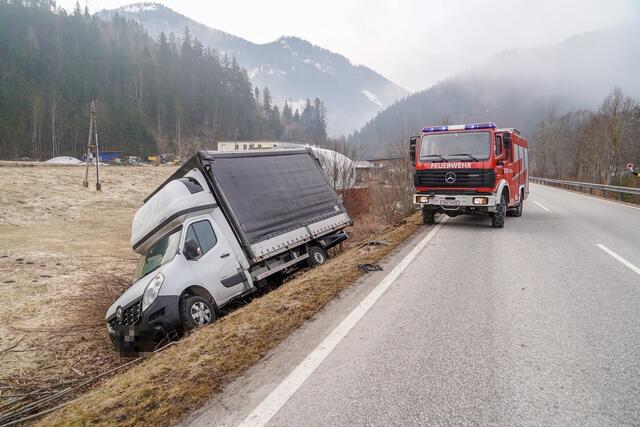 Ein Kleintransporter musste in Lunz am See geborgen werden. | Foto: Doku NÖ