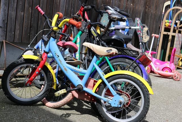 Inline-Skates, Kinderräder, Skateboards und Dreiräder werden im ReVital-Shop abgegeben, repariert und günstig weiterverkauft.  | Foto: Höllbacher