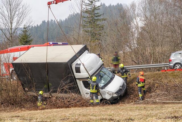 Ein Kleintransporter musste in Lunz am See geborgen werden. | Foto: Doku NÖ
