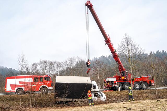 Ein Kleintransporter musste in Lunz am See geborgen werden. | Foto: Doku NÖ