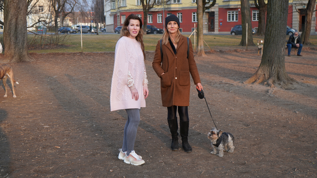 Bezirksrätin Tamara Altottersbach (Jakomini) und Gemeinderätin Sabine Reininghaus (beide Neos) mit Yorkshire Terrier Watson im Augarten. Die Grünfläche hinter ihnen soll Hundezone werden. | Foto: Neos