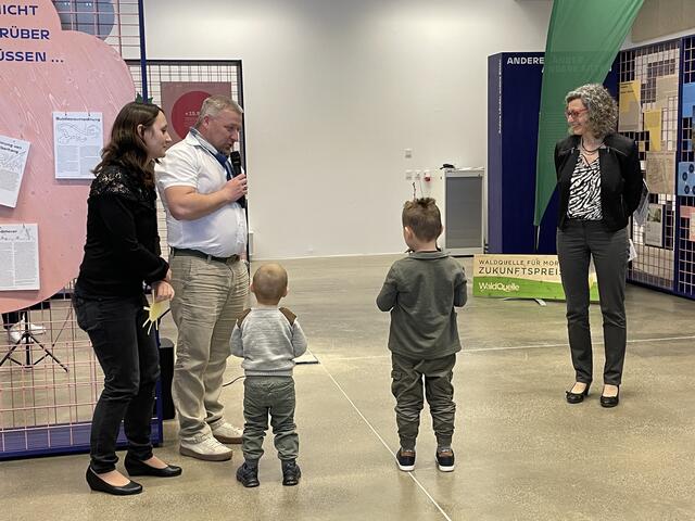 Die vierköpfige Familie Schmidt, mit den Söhnen Benedikt (6 Jahre) und Oskar (2 Jahre), hat mit Hilfe von Solarenergie eine Technik entwickelt, mit der die hauseigenen Obstbäume effizient und ganz autonom nachhaltig mit Wasser versorgt werden. | Foto: Barbara Diewald