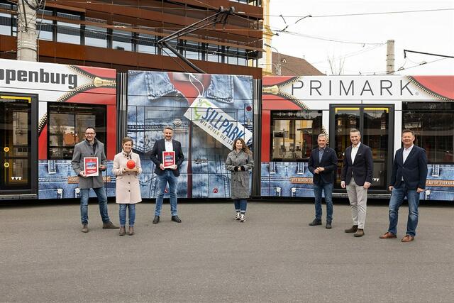 Gold für die Sillpark Tram — v.l.n.r.: Markus Siedl, Cornelia Dilp (Sillpark), Florian Bissert (impalawolfmitbiss) Sylvia Machajdik (IVB), Fred Kendlbacher, Dominik Sobota, Peter Buglas (Progress Werbung)  | Foto: Sillpark