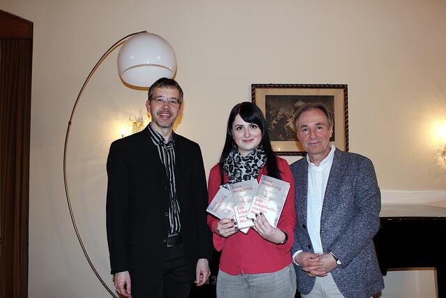 Strahlten: Gernot Katcetl, Sabine Bugelnig (Buchhandlung Nest) und Autor Alois Hotschnig | Foto: Fotocredit: Stadtgemeinde Spittal
