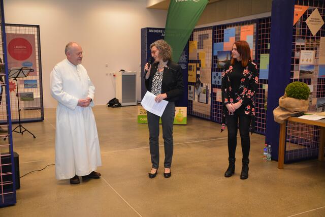 Kräuterpfarrer Benedikt, Monika Fiala und Caroline Scharinger. | Foto: Barbara Diewald