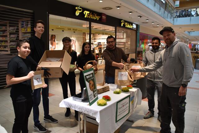 SchülerInnen der PTS Telfs und Stefan Wirtenberger mit Kundschaft. Die Friedensbrote gingen weg wie die sprichwörtlichen "warmen Semmeln".