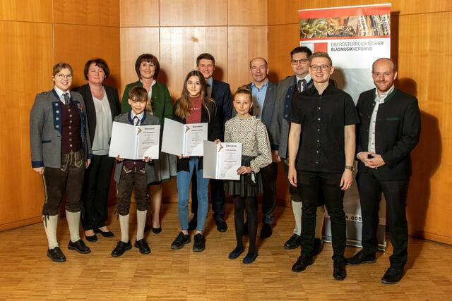 Den JungmusikerInnen der MAMUKAWA Wallern/Tr. David Eigelsberger, Melanie Jungmeier und Clara Mallinger wurden die Leistungsabzeichen verliehen. | Foto: Mamukawa
