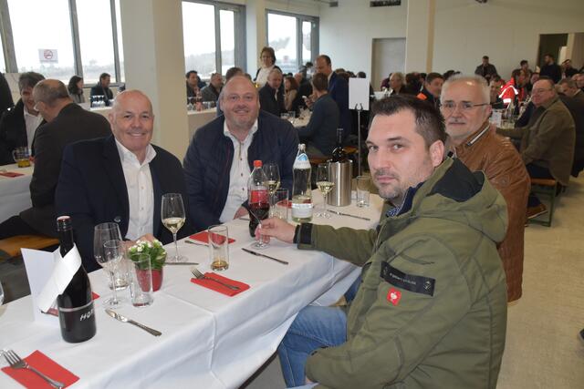 In gemütlicher Runde waren u.a. auch Bgm. Georg Rosner, Amtsleiter Roland Poiger und Wirtschaftshofleiter Markus Imre dabei. | Foto: Michael Strini