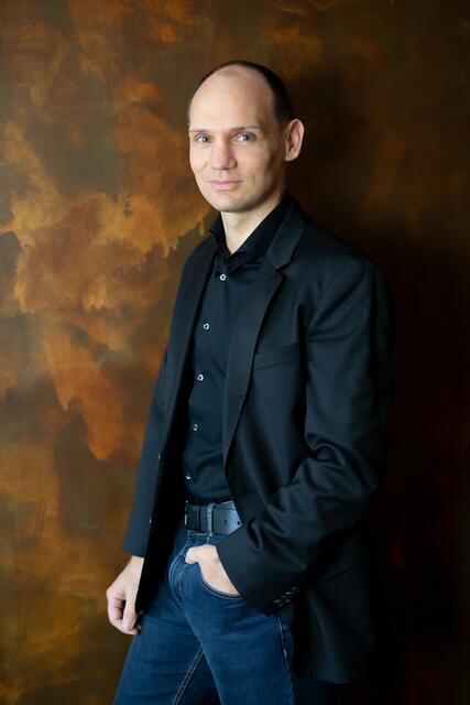 Marco Told veröffentlichte im Februar sein erstes Buch über einen Mann, der nach einen Tiefschlag, zurück ins Leben findet. | Foto: Nicole Oberhofer