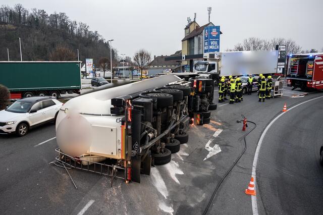 Aus unbekannter Ursache kippte der Lkw samt Anhänger in der bergauf verlaufenden Rechtskurve nach außen und stürzte linksseitig um.  | Foto: TEAM FOTOKERSCHI.AT / BRANDSTÄTTER