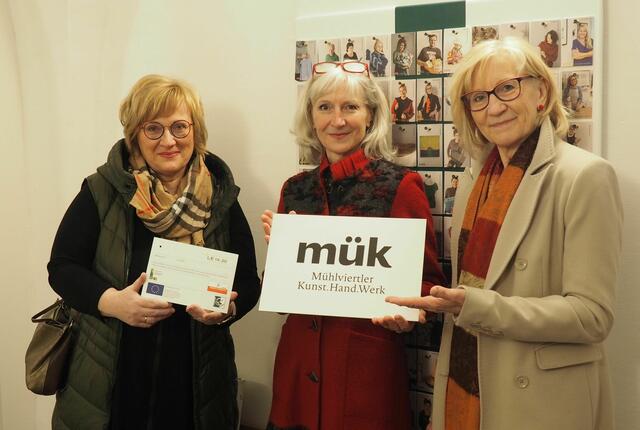 Conny Wernitznig, Christa Oberfichtner und Maria Ruhsam (v.l.n.r.) zeigen den neuen grafischen Auftritt des Kunsthandwerkshauses.
 | Foto: Foto: Annegret Ziegler