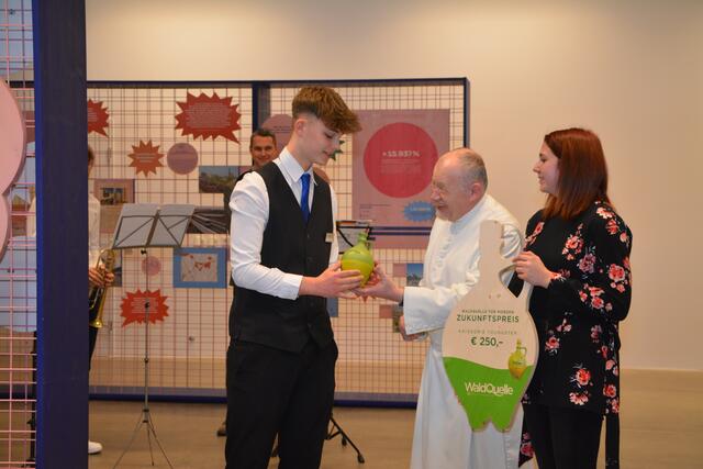 Nico durfte sich über 250 Euro, den Waldquelle Plutzer und einen Jahresvorrat an Waldquelle Produkten freuen. | Foto: Barbara Diewald