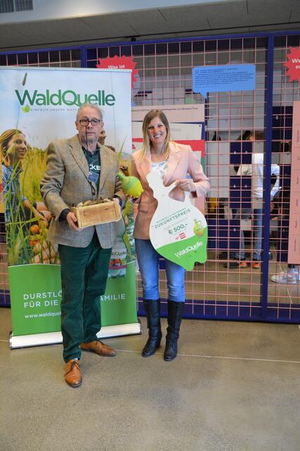 „waldsetzen.jetzt“ wurde mit 500 Euro, einem Waldquelle Jahresvorrat und dem Waldquelle Plutzer belohnt. | Foto: Barbara Diewald