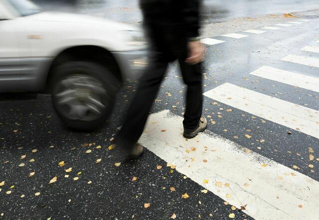 Als die 15-Jährige den Schutzweg überquerte, wurde sie von einem Pkw erfasst. (Symbolfoto) | Foto: meinbezirk.at/PinkBadger/panthermedia